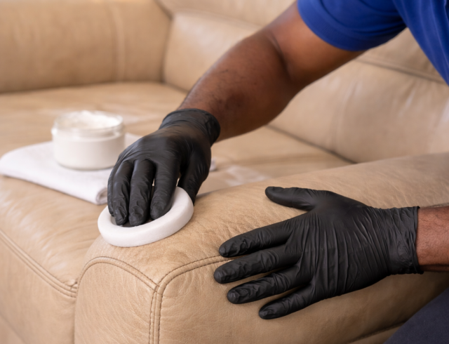 Técnico a realizar conservação e hidratação de sofá em couro com tratamento profissional de limpeza técnica em Cabo Verde