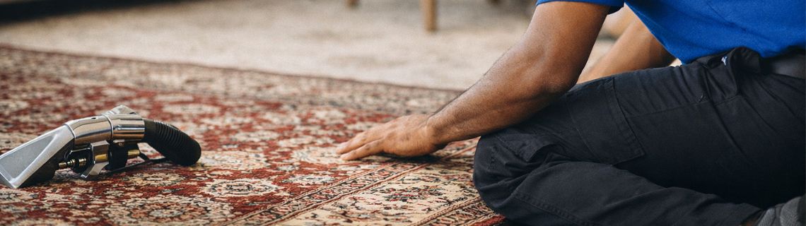 Técnico da Top Wash a realizar avaliação técnica de tapetes orientais ao domicílio na Praia, Ilha de Santiago